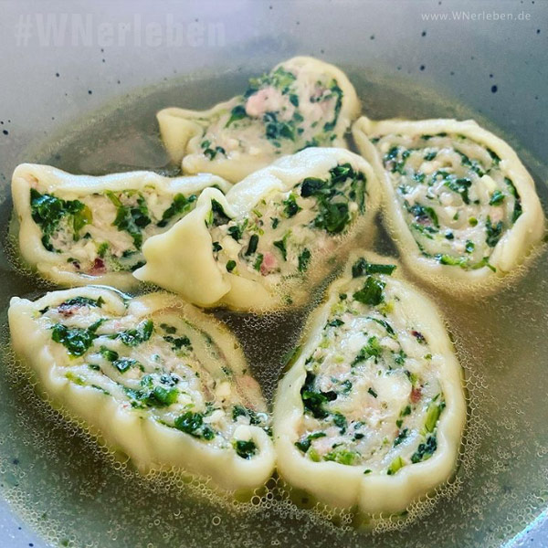 Maultaschen, aufgeschnitten als Maultaschensuppe
